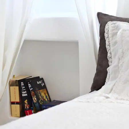 Feriehus Enosis, Alia